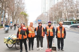 “垃圾倾倒事件”6名当事环卫工中的5人 赵斌 “垃圾倾倒事件”6名当事环卫工中的5人 赵斌