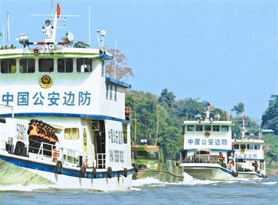 28日,中老缅泰第八次湄公河联合巡逻执法结束。这是中方巡逻船抵靠云南关累港 28日,中老缅泰第八次湄公河联合巡逻执法结束。这是中方巡逻船抵靠云南关累港
