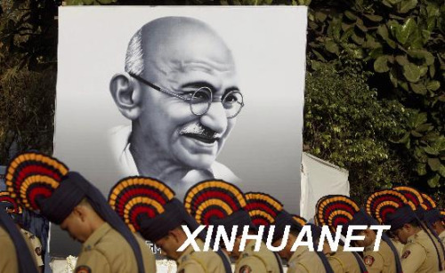 2008年1月30日,印度警察在孟买参加甘地逝世60周年的纪念活动。当日,印度孟买举行纪念国父甘地逝世60周年活动,甘地的部分骨灰由家人撒入大海。1948年1月30日甘地在新德里遭一名印度教狂热分子枪击身亡。新华社发 2008年1月30日,印度警察在孟买参加甘地逝世60周年的纪念活动。当日,印度孟买举行纪念国父甘地逝世60周年活动,甘地的部分骨灰由家人撒入大海。1948年1月30日甘地在新德里遭一名印度教狂热分子枪击身亡。新华社发