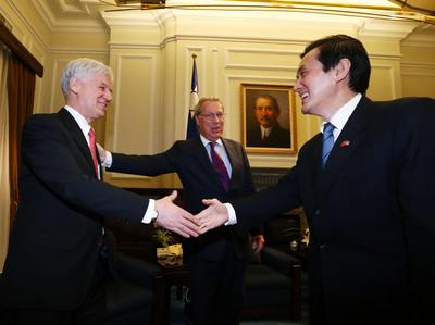 马英九30日会见美国在台协会(AIT)主席薄瑞光(Raymond Burghardt)(中)等人 马英九30日会见美国在台协会(AIT)主席薄瑞光(Raymond Burghardt)(中)等人