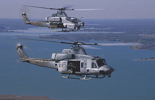 资料图:美国海军AH-1Z(上)与UH-1Y直升机 资料图:美国海军AH-1Z(上)与UH-1Y直升机