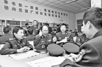 图为讲师团成员深入基层,与官兵交流学习十八大精神心得体会。梁志杰摄 图为讲师团成员深入基层,与官兵交流学习十八大精神心得体会。梁志杰摄
