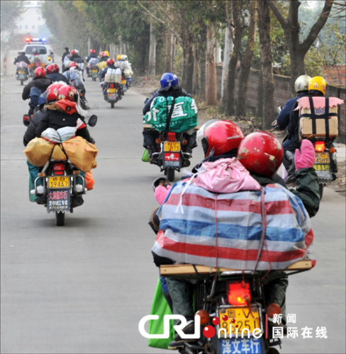 梅州锭子桥前面国道封路,当地交警为返乡摩托车流带路绕行。何志林 摄 梅州锭子桥前面国道封路,当地交警为返乡摩托车流带路绕行。何志林 摄