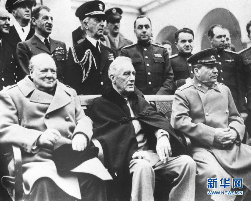 1945年2月4日,苏、美、英三国首脑在雅尔塔举行了“雅尔塔会议”,确定了第二次世界大战后的世界格局。会议讨论了关于击败法西斯德国、德国的占领与管制、德国的赔偿等问题。会议决定德国的赔偿总额为200亿美元,其中50%归苏联。 这是1945年2月4日,英国首相丘吉尔、美国总统罗斯福、苏联领导人斯大林(前排由左至右)出席“雅尔塔会议”的资料照片。 新华社发 1945年2月4日,苏、美、英三国首脑在雅尔塔举行了“雅尔塔会议”,确定了第二次世界大战后的世界格局。会议讨论了关于击败法西斯德国、德国的占领与管制、德国的赔偿等问题。会议决定德国的赔偿总额为200亿美元,其中50%归苏联。 这是1945年2月4日,英国首相丘吉尔、美国总统罗斯福、苏联领导人斯大林(前排由左至右)出席“雅尔塔会议”的资料照片。 新华社发