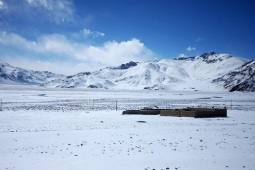 革吉县境内一户藏族群众周边积雪情况 革吉县境内一户藏族群众周边积雪情况
