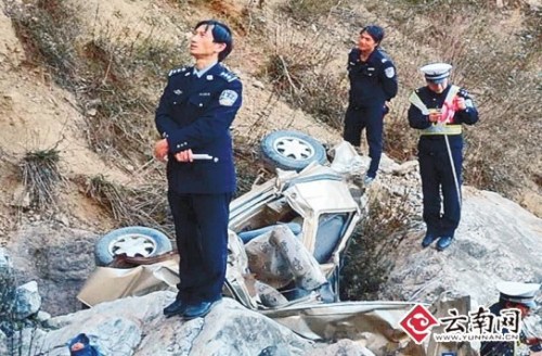事故处理人员勘查现场(消防供图) 事故处理人员勘查现场(消防供图)