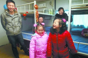 今天上午,中铁十四局工人范勇一家四口还沉浸在兴奋当中。记者 刘航 今天上午,中铁十四局工人范勇一家四口还沉浸在兴奋当中。记者 刘航