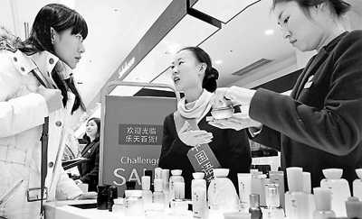 图为韩国乐天百货商店的导购用汉语同中国顾客交流。 图为韩国乐天百货商店的导购用汉语同中国顾客交流。