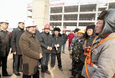 2月 8日,省委书记、省人大常委会主任袁纯清在嘉节燃气热电联产项目建设工地看望正在施工的农民工。记者任灵杰摄 2月 8日,省委书记、省人大常委会主任袁纯清在嘉节燃气热电联产项目建设工地看望正在施工的农民工。记者任灵杰摄