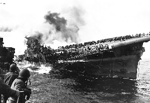 1945年3月美军的富兰克林号航母被击沉 1945年3月美军的富兰克林号航母被击沉