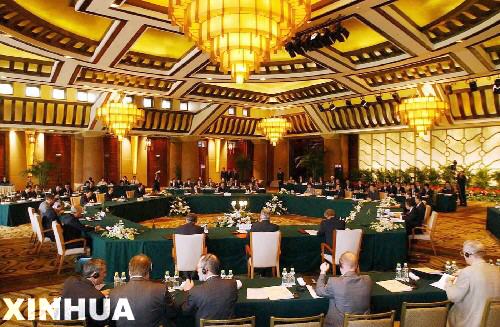 2003年8月27日上午9时,北京六方会谈在北京钓鱼台国宾馆开始举行。这是北京六方会谈会场。 新华社记者 李晓果摄 2003年8月27日上午9时,北京六方会谈在北京钓鱼台国宾馆开始举行。这是北京六方会谈会场。 新华社记者 李晓果摄
