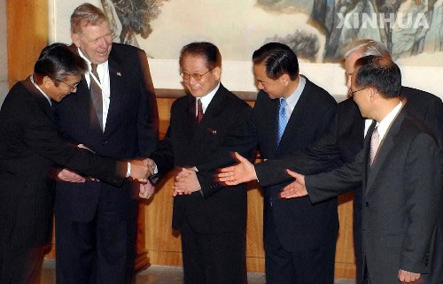 2003年8月27日上午9时,北京六方会谈在北京钓鱼台国宾馆举行。这是各代表团团长中国外交部副部长王毅(右三)、朝鲜外务省副相金永日(左三)、美国助理国务卿凯利(左二)、俄罗斯副外长洛修科夫(右二)、韩国外交通商部次官补(长官助理)李秀赫(右一)和日本外务省亚大局局长薮中三十二(左一)在会谈前握手。 新华社记者 李晓果摄 2003年8月27日上午9时,北京六方会谈在北京钓鱼台国宾馆举行。这是各代表团团长中国外交部副部长王毅(右三)、朝鲜外务省副相金永日(左三)、美国助理国务卿凯利(左二)、俄罗斯副外长洛修科夫(右二)、韩国外交通商部次官补(长官助理)李秀赫(右一)和日本外务省亚大局局长薮中三十二(左一)在会谈前握手。 新华社记者 李晓果摄