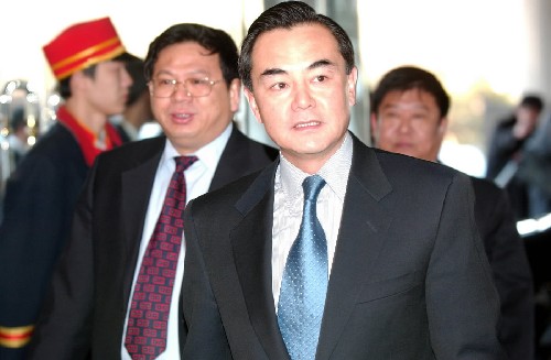 2月28日下午5:00,中国代表团团长王毅进入北京钓鱼台大酒店举行记者招待会。第二轮北京六方会谈当日在钓鱼台国宾馆闭幕。 新华社发 2月28日下午5:00,中国代表团团长王毅进入北京钓鱼台大酒店举行记者招待会。第二轮北京六方会谈当日在钓鱼台国宾馆闭幕。 新华社发