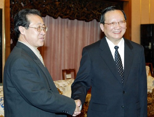 2月26日,国务委员唐家璇在北京钓鱼台国宾馆会见出席朝核问题第二轮六方会谈的朝鲜代表团团长金桂冠。新华社记者 刘卫兵摄 2月26日,国务委员唐家璇在北京钓鱼台国宾馆会见出席朝核问题第二轮六方会谈的朝鲜代表团团长金桂冠。新华社记者 刘卫兵摄