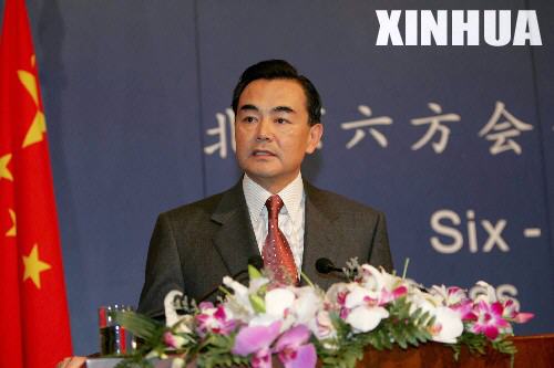 2004年6月26日,中国代表团团长、外交部副部长王毅在北京钓鱼台大酒店举行新闻发布会。当日,第三轮朝鲜半岛核问题六方会谈在北京钓鱼台国宾馆闭幕并公布主席声明,各方原则同意于2004年9月底在北京举行第四轮六方会谈。新华社记者 胡海昕摄 2004年6月26日,中国代表团团长、外交部副部长王毅在北京钓鱼台大酒店举行新闻发布会。当日,第三轮朝鲜半岛核问题六方会谈在北京钓鱼台国宾馆闭幕并公布主席声明,各方原则同意于2004年9月底在北京举行第四轮六方会谈。新华社记者 胡海昕摄