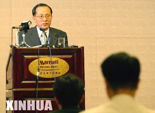 2004年6月26日,韩国代表团团长、韩国外交通商部长官助理李秀赫在北京金域万豪酒店举行新闻发布会。当日,第三轮朝鲜半岛核问题六方会谈在北京钓鱼台国宾馆闭幕。新华社记者李玉生摄 2004年6月26日,韩国代表团团长、韩国外交通商部长官助理李秀赫在北京金域万豪酒店举行新闻发布会。当日,第三轮朝鲜半岛核问题六方会谈在北京钓鱼台国宾馆闭幕。新华社记者李玉生摄