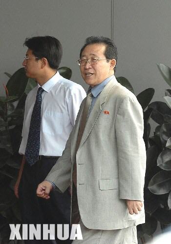 2004年6月26日上午,朝鲜代表团团长、外务省副相金桂冠乘飞机离开北京。当日上午,第三轮朝鲜半岛核问题六方会谈在北京钓鱼台国宾馆闭幕。新华社记者郭磊摄 2004年6月26日上午,朝鲜代表团团长、外务省副相金桂冠乘飞机离开北京。当日上午,第三轮朝鲜半岛核问题六方会谈在北京钓鱼台国宾馆闭幕。新华社记者郭磊摄