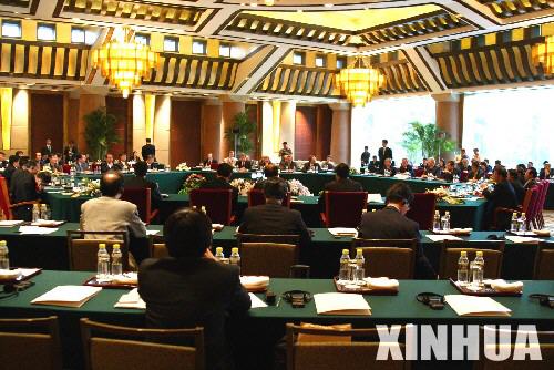 2005年9月19日,会谈现场。当日,第四轮北京六方会谈第二阶段会议与会各方一致通过《第四轮六方会谈共同声明》。 新华社记者 张燕辉摄 2005年9月19日,会谈现场。当日,第四轮北京六方会谈第二阶段会议与会各方一致通过《第四轮六方会谈共同声明》。 新华社记者 张燕辉摄