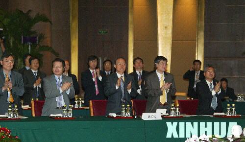 2005年9月19日,韩国团鼓掌。当日,第四轮北京六方会谈第二阶段会议与会各方一致通过《第四轮六方会谈共同声明》。 新华社记者 张燕辉摄 2005年9月19日,韩国团鼓掌。当日,第四轮北京六方会谈第二阶段会议与会各方一致通过《第四轮六方会谈共同声明》。 新华社记者 张燕辉摄