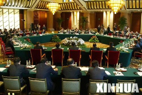 2005年9月19日,北京六方会谈现场。当日,第四轮北京六方会谈第二阶段会议与会各方一致通过《第四轮六方会谈共同声明》。 新华社记者 张燕辉摄 2005年9月19日,北京六方会谈现场。当日,第四轮北京六方会谈第二阶段会议与会各方一致通过《第四轮六方会谈共同声明》。 新华社记者 张燕辉摄