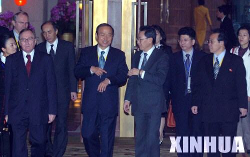 2005年11月9日,朝核问题第五轮六方会谈在北京钓鱼台国宾馆芳菲苑开始举行。这是各方代表团团长步入会场。 新华社记者 李晓果摄 2005年11月9日,朝核问题第五轮六方会谈在北京钓鱼台国宾馆芳菲苑开始举行。这是各方代表团团长步入会场。 新华社记者 李晓果摄