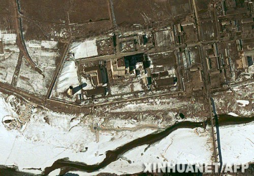 2007年7月14日,美国国务院发言人麦科马克说,朝鲜已通告美国,它已关闭了宁边核设施。这是2003年2月5日拍摄的朝鲜宁边核设施的卫星照片。 新华社法新社 2007年7月14日,美国国务院发言人麦科马克说,朝鲜已通告美国,它已关闭了宁边核设施。这是2003年2月5日拍摄的朝鲜宁边核设施的卫星照片。 新华社法新社