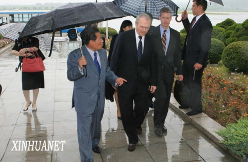 2007年6月21日,朝鲜外务省美洲局局长李根(前排左一)在朝鲜首都平壤顺安机场迎接朝核问题六方会谈美国代表团团长、美助理国务卿希尔(前排左二)。希尔当天乘坐包机抵达平壤,开始对朝鲜进行访问。 新华社记者夏宇摄 2007年6月21日,朝鲜外务省美洲局局长李根(前排左一)在朝鲜首都平壤顺安机场迎接朝核问题六方会谈美国代表团团长、美助理国务卿希尔(前排左二)。希尔当天乘坐包机抵达平壤,开始对朝鲜进行访问。 新华社记者夏宇摄