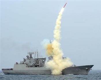 资料图:韩国试射舰载巡航导弹 资料图:韩国试射舰载巡航导弹