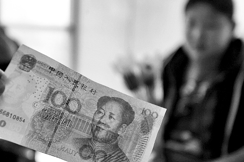 当得知自己辛苦义卖赚回来的钱是假币时,孩子哭着说再也不去卖东西了。 当得知自己辛苦义卖赚回来的钱是假币时,孩子哭着说再也不去卖东西了。
