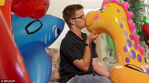 马克和他最心爱的恐龙充气玩具“莉拉”