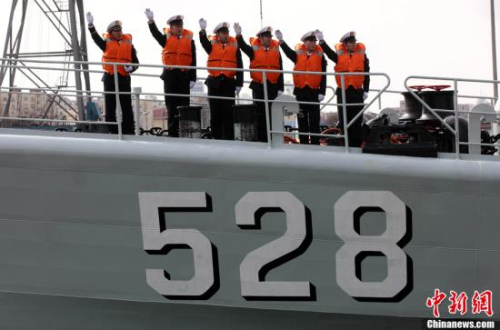 2月16日上午10时,中国海军第十四批护航编队从青岛某军港起航,奔赴亚丁湾、索马里海域接替第十三批护航编队执行护航任务。这是海军北海舰队第二次派出水面舰艇兵力组织执行护航任务。中国海军第十四批护航编队由导弹驱逐舰哈尔滨舰、导弹护卫舰绵阳舰和综合补给舰微山湖舰组成,编队含2架舰载直升机、数十名特战队员,共730余人。<a target='_blank' href='http://www.chinanews.com/'>中新社</a>发 徐崇德 摄 2月16日上午10时,中国海军第十四批护航编队从青岛某军港起航,奔赴亚丁湾、索马里海域接替第十三批护航编队执行护航任务。这是海军北海舰队第二次派出水面舰艇兵力组织执行护航任务。中国海军第十四批护航编队由导弹驱逐舰哈尔滨舰、导弹护卫舰绵阳舰和综合补给舰微山湖舰组成,编队含2架舰载直升机、数十名特战队员,共730余人。<a target='_blank' href='http://www.chinanews.com/'>中新社</a>发 徐崇德 摄