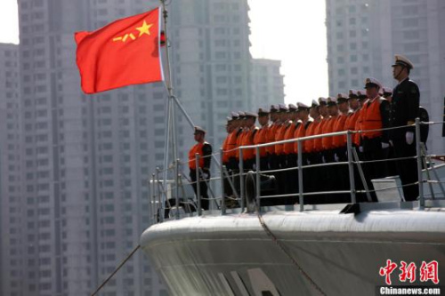 2月16日上午10时,中国海军第十四批护航编队从青岛某军港起航,奔赴亚丁湾、索马里海域接替第十三批护航编队执行护航任务。这是海军北海舰队第二次派出水面舰艇兵力组织执行护航任务。中国海军第十四批护航编队由导弹驱逐舰哈尔滨舰、导弹护卫舰绵阳舰和综合补给舰微山湖舰组成,编队含2架舰载直升机、数十名特战队员,共730余人。<a target='_blank' href='http://www.chinanews.com/'>中新社</a>发 徐崇德 摄 2月16日上午10时,中国海军第十四批护航编队从青岛某军港起航,奔赴亚丁湾、索马里海域接替第十三批护航编队执行护航任务。这是海军北海舰队第二次派出水面舰艇兵力组织执行护航任务。中国海军第十四批护航编队由导弹驱逐舰哈尔滨舰、导弹护卫舰绵阳舰和综合补给舰微山湖舰组成,编队含2架舰载直升机、数十名特战队员,共730余人。<a target='_blank' href='http://www.chinanews.com/'>中新社</a>发 徐崇德 摄