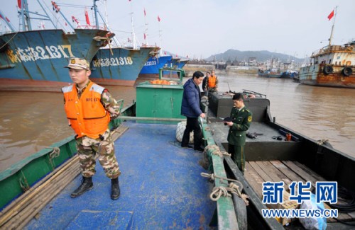 边防民警将查扣的“三无船舶”押解回驻地码头。郏策 摄 边防民警将查扣的“三无船舶”押解回驻地码头。郏策 摄