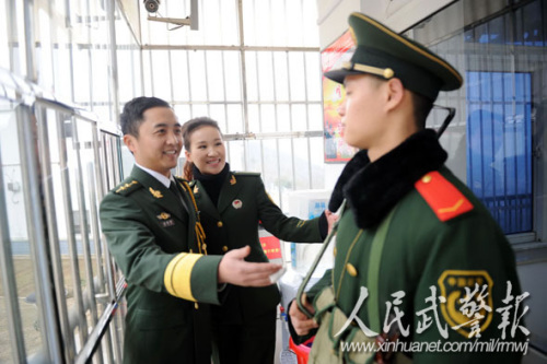 为哨兵送上一首歌。图片来源:人民武警报 为哨兵送上一首歌。图片来源:人民武警报