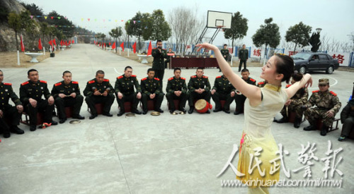 歌舞表演。图片来源:人民武警报 歌舞表演。图片来源:人民武警报
