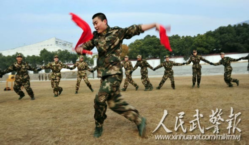筷子舞。图片来源:人民武警报 筷子舞。图片来源:人民武警报