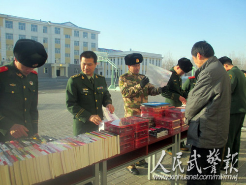 官兵正在选购图书。图片来源:人民武警报 官兵正在选购图书。图片来源:人民武警报