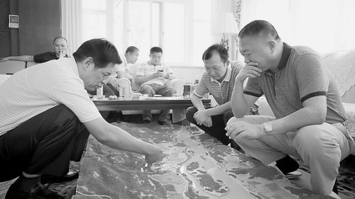 资料图:中国“10·5”案专案组研讨案情 资料图:中国“10·5”案专案组研讨案情