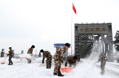 清理大桥积雪确保口岸畅通 清理大桥积雪确保口岸畅通