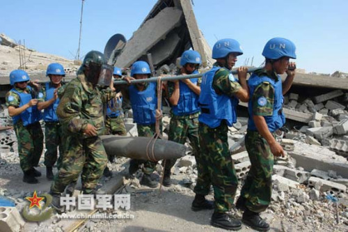 中国赴黎维和工兵清除一枚未爆弹 中国赴黎维和工兵清除一枚未爆弹