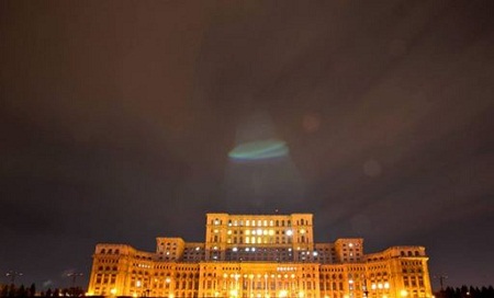 照片中,罗马尼亚议会大楼上空出现神秘光圈。有人认为这是UFO。 照片中,罗马尼亚议会大楼上空出现神秘光圈。有人认为这是UFO。