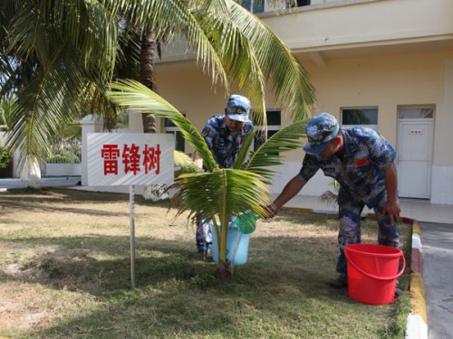 西沙“雷锋班”为雷锋树浇水 西沙“雷锋班”为雷锋树浇水