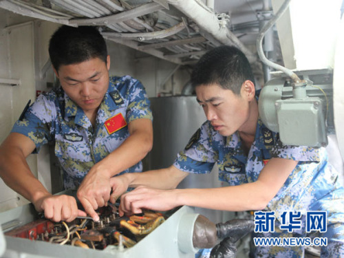西沙“雷锋班”乘坐炮艇赴海上抢修航行中失去动力的“琼沙3号”客货轮 西沙“雷锋班”乘坐炮艇赴海上抢修航行中失去动力的“琼沙3号”客货轮