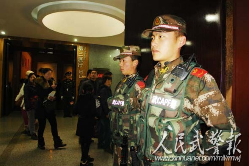 认真执勤。图片来源:人民武警报 认真执勤。图片来源:人民武警报