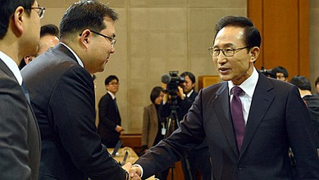 19日,李明博结束卸任演说后与在场记者握手留念。 19日,李明博结束卸任演说后与在场记者握手留念。