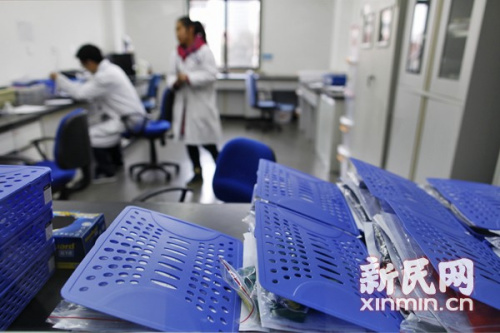 图说:送检校服被切成小块进行各项指标的检测。新民网 萧君玮 现场拍摄 图说:送检校服被切成小块进行各项指标的检测。新民网 萧君玮 现场拍摄