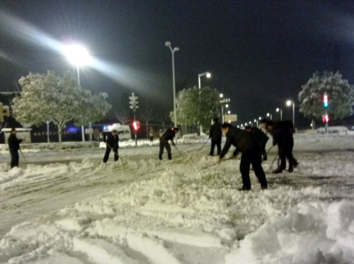合肥市城管队员们在潜山路上铲除积雪。(图:中安在线) 合肥市城管队员们在潜山路上铲除积雪。(图:中安在线)