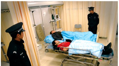 两嫌疑人被送进急诊室抢救。杨观 摄 两嫌疑人被送进急诊室抢救。杨观 摄