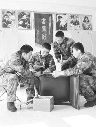 沈阳军区雷锋生前所在团雷锋班官兵,多年来始终传承艰苦奋斗、勤俭节约的优良作风。图为官兵们经常自己动手修理桌椅板凳等各类生活用品。李祥辉摄 沈阳军区雷锋生前所在团雷锋班官兵,多年来始终传承艰苦奋斗、勤俭节约的优良作风。图为官兵们经常自己动手修理桌椅板凳等各类生活用品。李祥辉摄