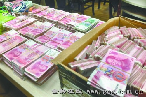 民警在赌博现场收缴的现金。 民警在赌博现场收缴的现金。